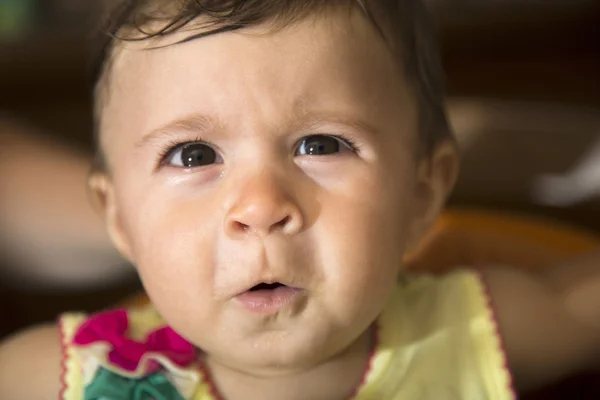 Menina do bebê olhando para a câmera com rosto engraçado — Fotografia de Stock