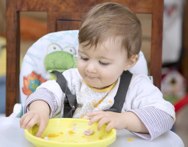 Vicces baba tányér kézzel eszik — Stock Fotó