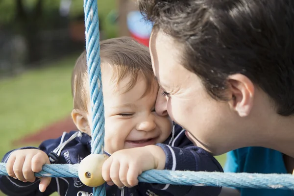 Precioso niño y madre en el patio de recreo — Foto de Stock