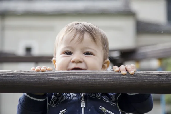 Miközben lógott a fából készült bár szórakozás Baby — Stock Fotó