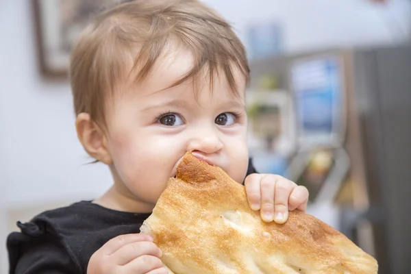 Vicces baba lány kenyeret evett — Stock Fotó