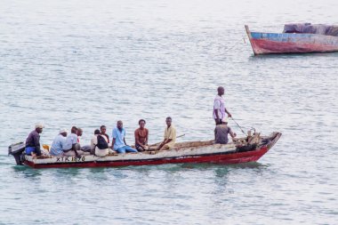 Tipik bir su taksisi ile seyahat eden insanlar