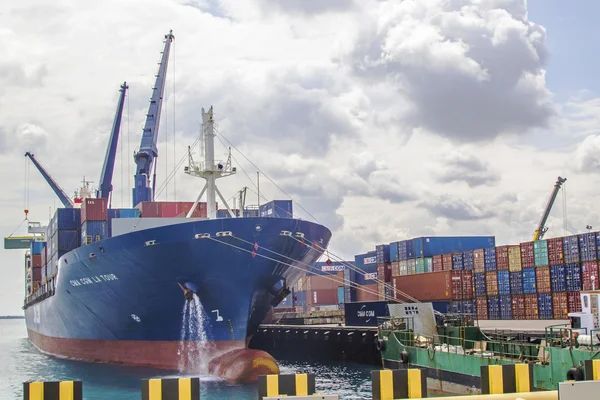 Enorme nave portacontainer ormeggiata nel porto di Stone Town — Foto Stock