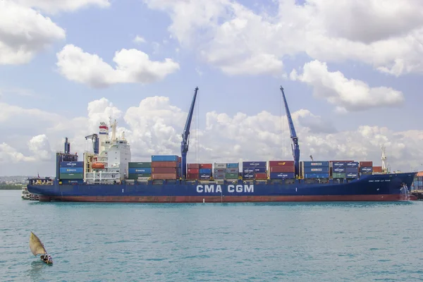 Küçük gemi ve büyük konteyner gemisi, Stone Town limanı