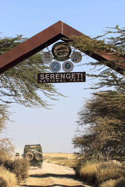Jeep en la entrada del Parque Nacional Serengeti Tanzania — Foto de Stock