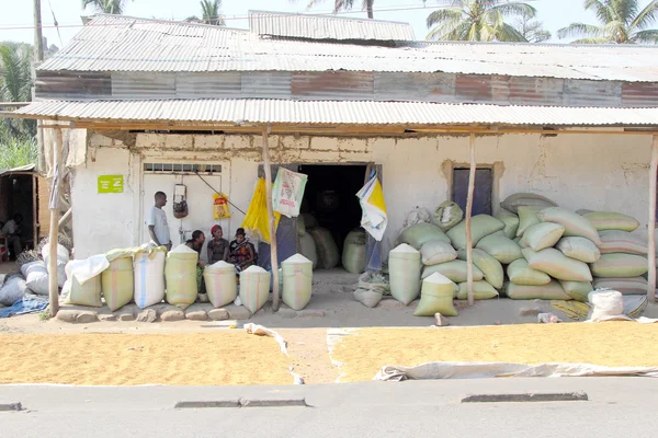 Мішки кукурудзи і рису за межами місцевого магазину — стокове фото