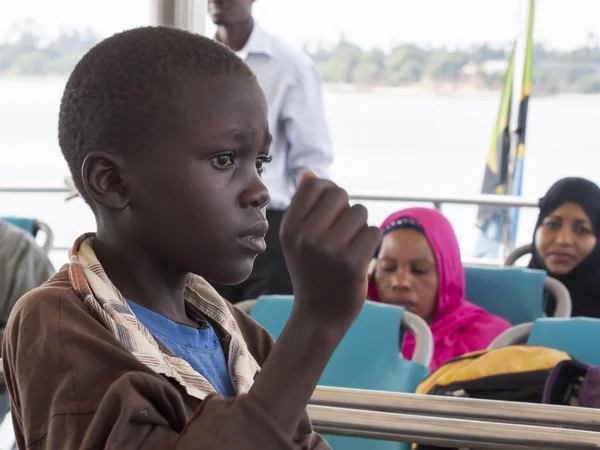 Niño en el ferry que conecta con la isla de Zanzíbar — Foto de Stock