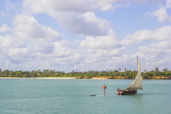 Navire parcourant la côte de Zanzibar — Photo