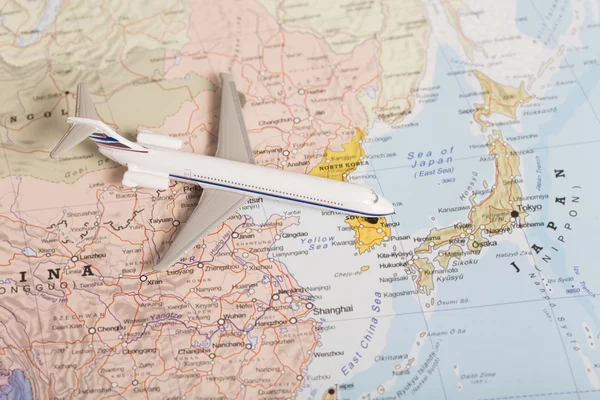 Seyahat hedef Japonya. Yolcu uçağı minyatür harita üzerinde Stok Fotoğraf
