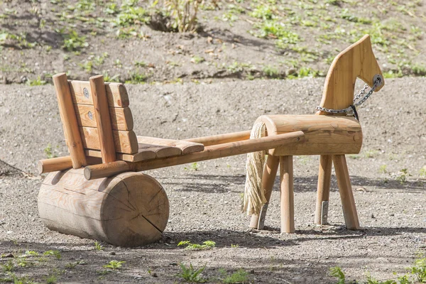 Handgjorda häst sits med bänk — Stockfoto