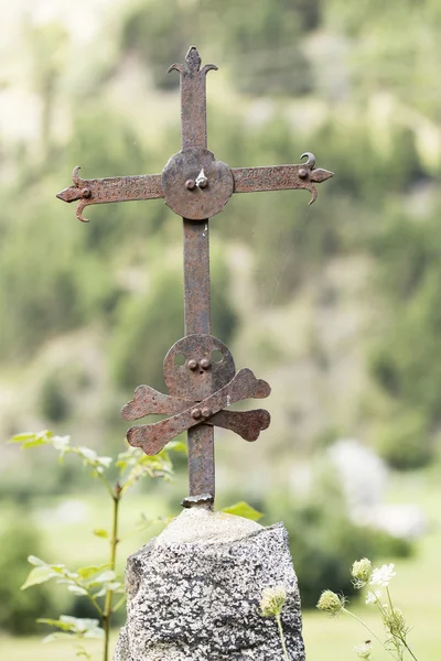 Vecchia croce di ferro su una semplice lapide — Foto Stock
