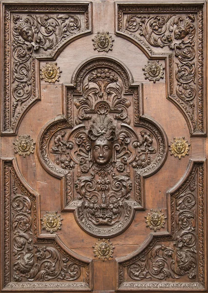 雕刻的木质大门的蒂拉诺大教堂 图库图片