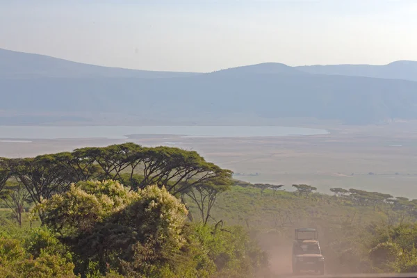 Ngorongoro pohled s džípem v popředí. — Stock fotografie