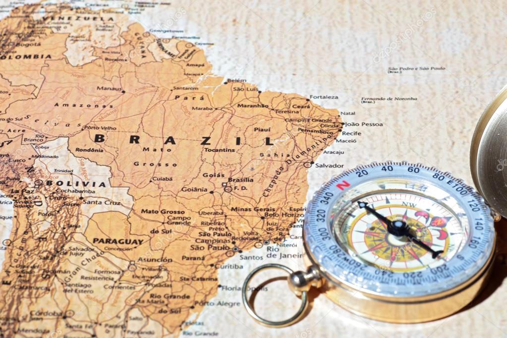 Destino de viagem Brasil, mapa antigo com bússola vintage ... Destino de viagem Brasil, mapa antigo com bússola vintage ...