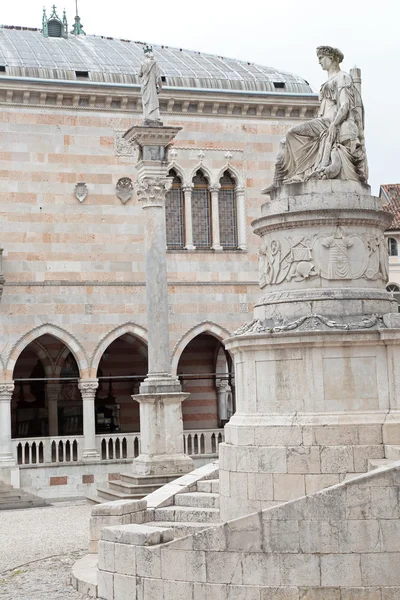 Coluna de Justiça e Estátua da Paz em Udine, Itália — Fotografia de Stock