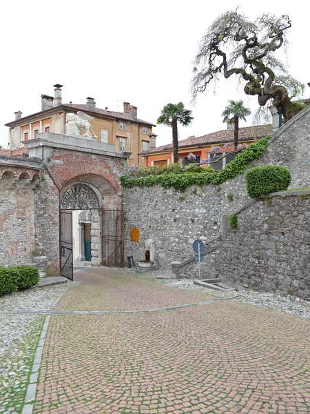 Ingångsporten av slottet i Udine, Italien — Stockfoto