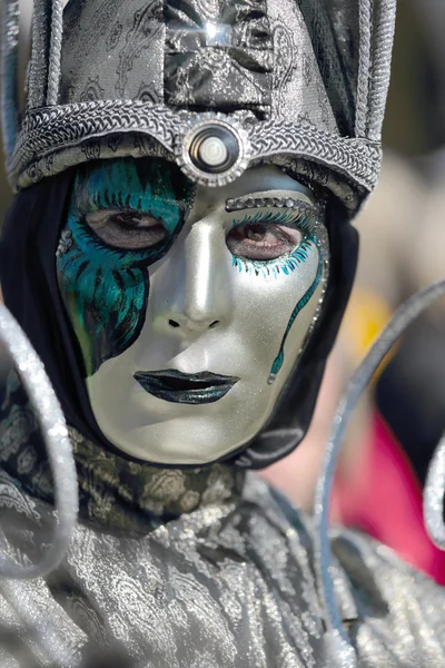 Silver and emerald mask at the Carnival of Venice — Stock Photo, Image