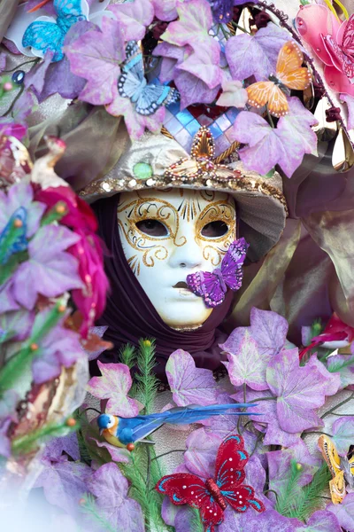 Maskeren met bloemen op het carnaval van Venetië — Stockfoto