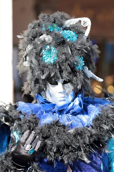 Zwarte en blauwe masker op het carnaval van Venetië — Stockfoto