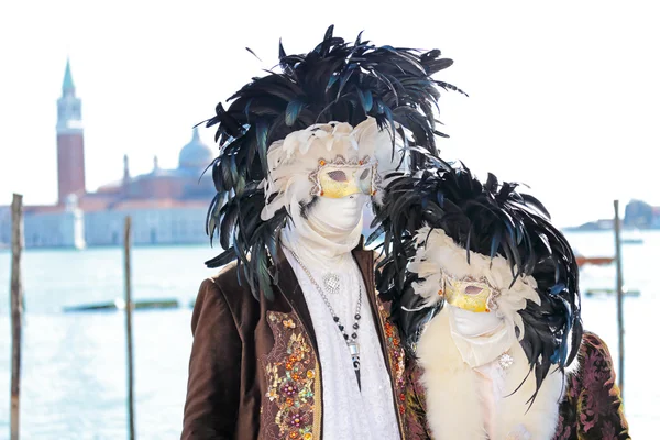 Couple of masks with feathers at the Carnival of Venice — Stock Photo, Image