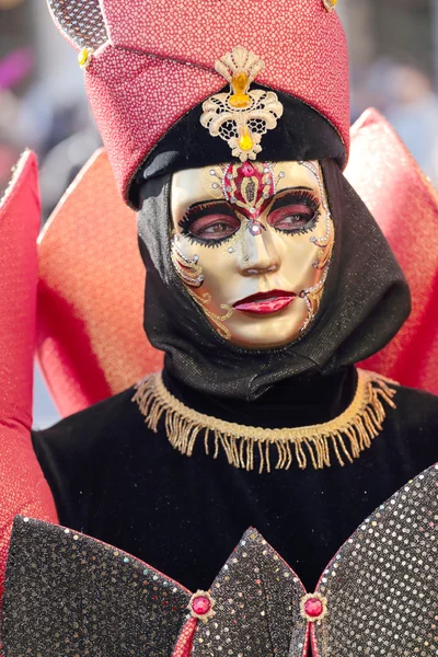 Schwarz-goldene Maske beim venezianischen Karneval — Stockfoto