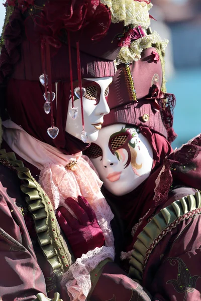 Knuffelen paar van maskers in het carnaval van Venetië — Stockfoto