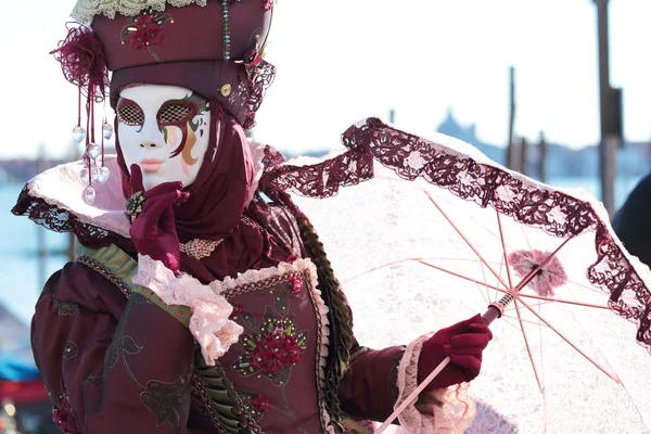หน้ากากสีแดงที่เทศกาลเวนิส — ภาพถ่ายสต็อก