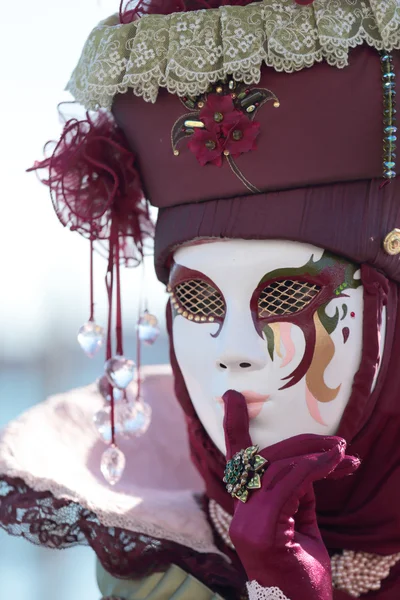 Red hushing mask at the Carnival of Venice — Stock Photo, Image