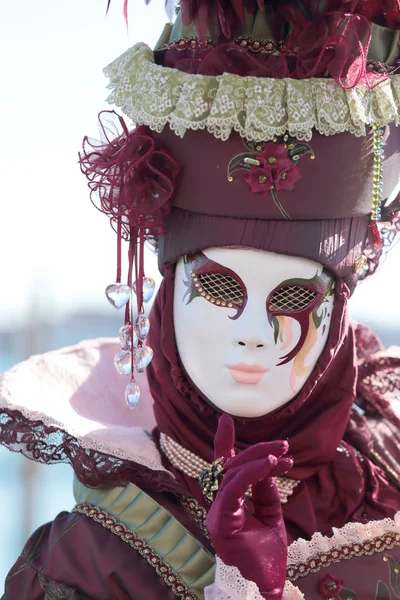 ผู้หญิงสวมหน้ากากสีแดงที่เทศกาลเวนิส — ภาพถ่ายสต็อก
