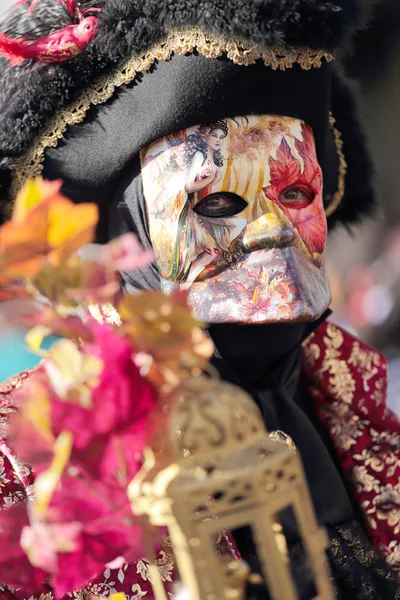 Gemaskerde heer op het carnaval van Venetië — Stockfoto