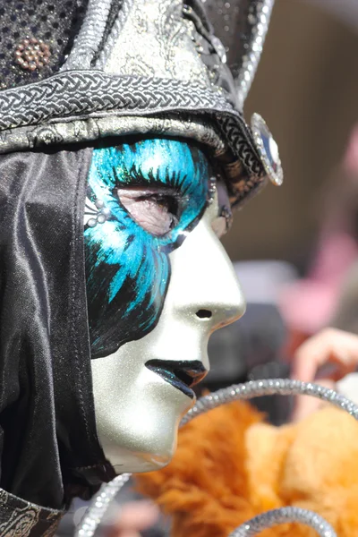 Silver and emerald mask at the Carnival of Venice — Stock Photo, Image