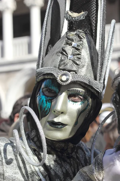 Silver and emerald mask at the Carnival of Venice — Stock Photo, Image