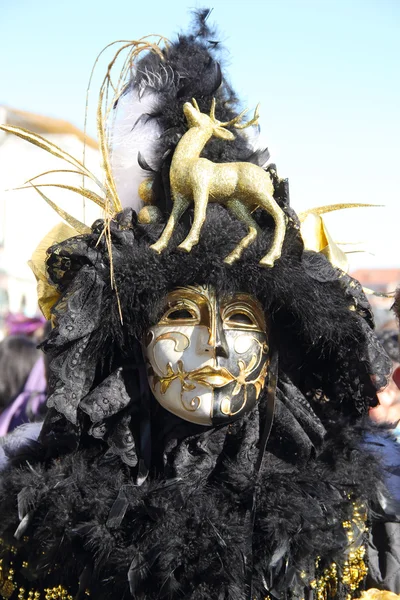 Black and golden mask at the Carnival of Venice — Stock Photo, Image