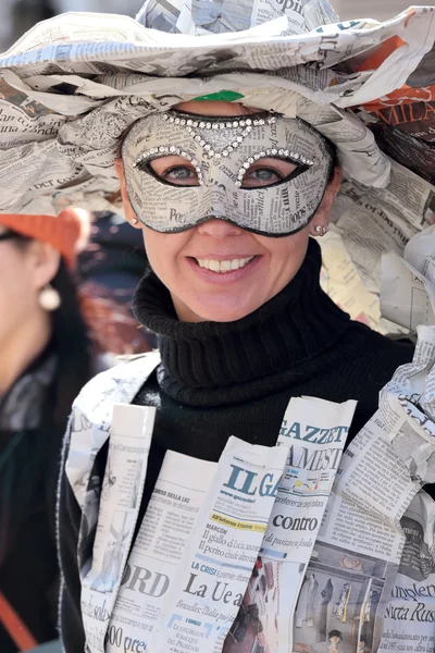 Ung kvinna som bär en tidningar mask — Stockfoto