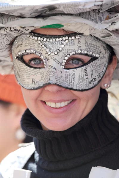 Jonge vrouw dragen van een masker Kranten — Stockfoto