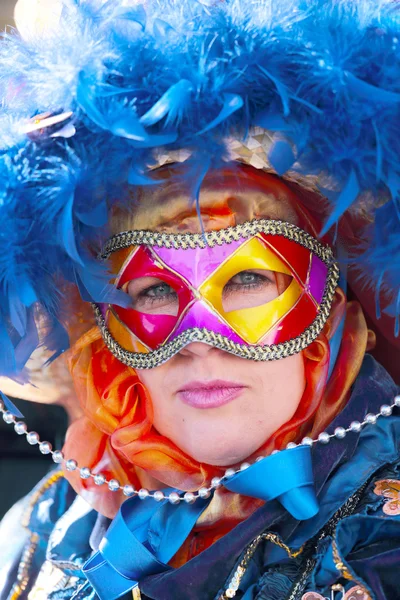 Vrouw die een kleurrijke masker draagt tijdens het carnaval van Venetië — Stockfoto