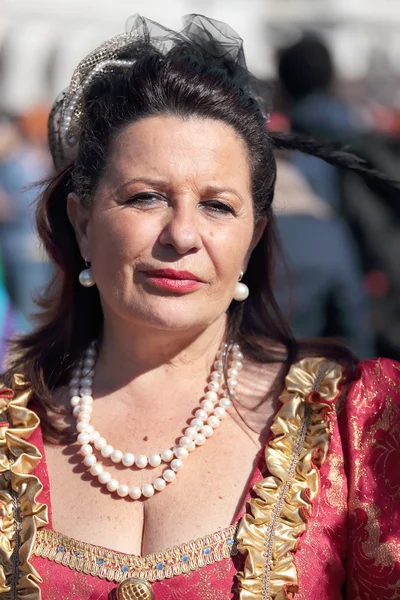 Vrouw in historische jurk op carnaval van Venetië — Stockfoto