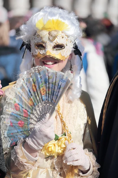 Ung maskerad kvinna med fläkt i den karnevalen i Venedig — Stockfoto