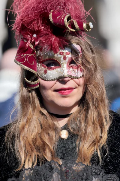 Maskerade kvinna i Venedig under karnevalen — Stockfoto