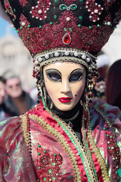 ผู้หญิงสวมหน้ากากกับหมวกฉูดฉาดที่เทศกาลเวนิส — ภาพถ่ายสต็อก