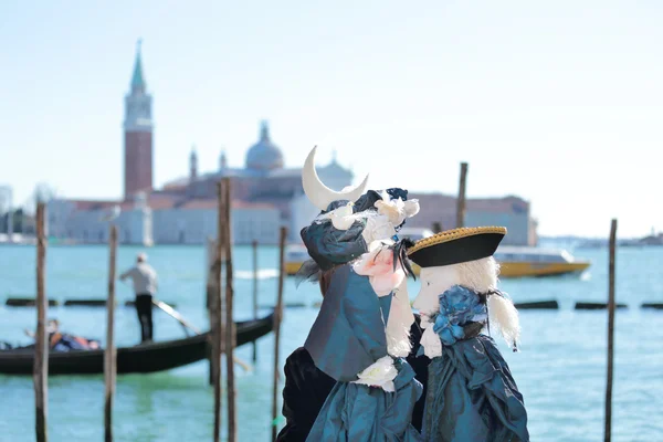 Femme jouant deux marionnettes à Venise — Photo