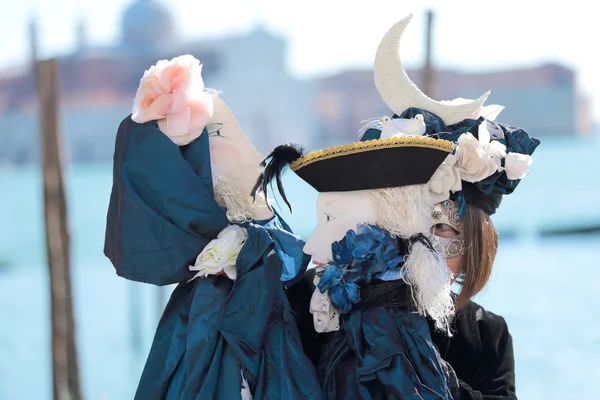 Vrouw spelen twee marionetten in Venetië — Stockfoto