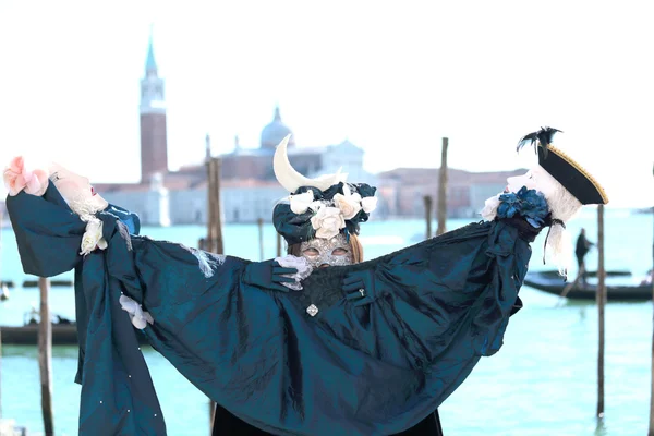 Mulher tocando dois fantoches em Veneza — Fotografia de Stock