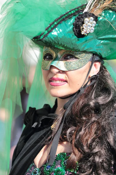 Женщина в маске во время Венецианского карнавала — стоковое фото