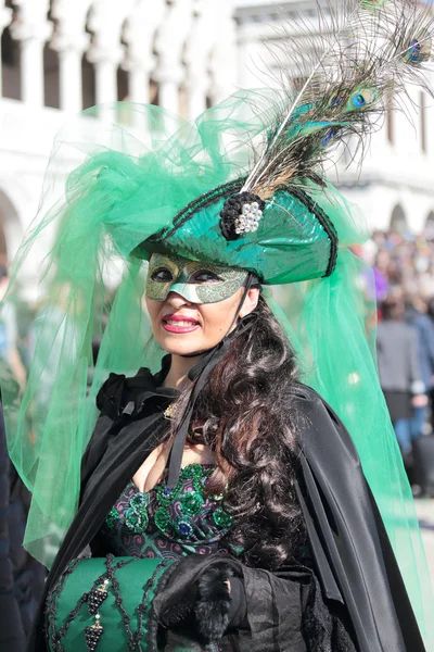 Maskerade kvinna under karnevalen i Venedig — Stockfoto