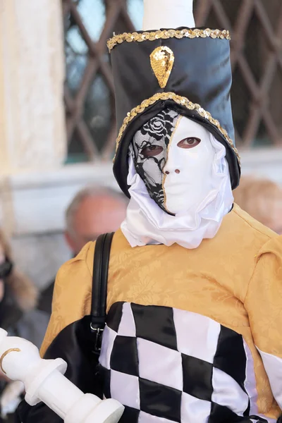 Traje de carnaval como una pieza de ajedrez obispo en el Carnaval de Venecia — Foto de Stock