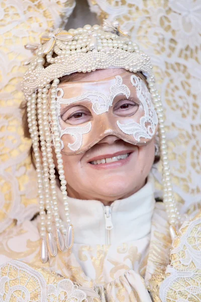 Donna bianca mascherata durante il Carnevale di Venezia — Foto Stock