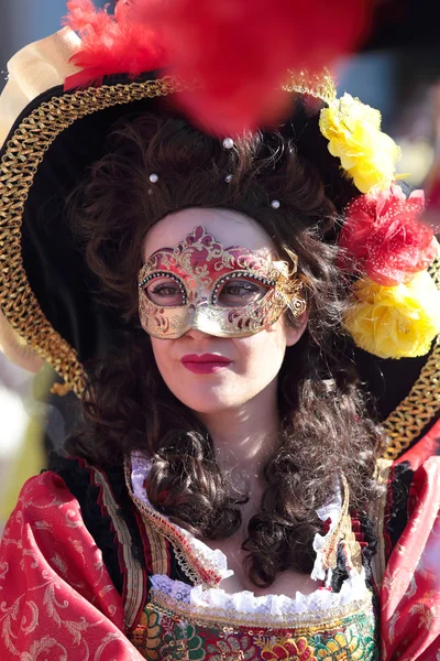 Gemaskerde vrouw in historische jurk op carnaval van Venetië — Stockfoto