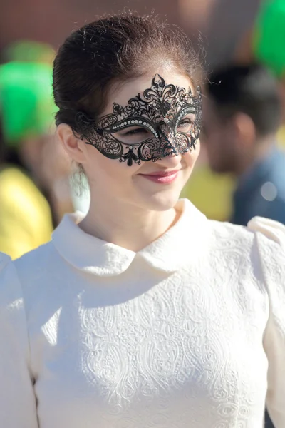 Elégante jeune femme masquée vêtue de blanc et de noir pendant le Carnaval de Venise — Photo