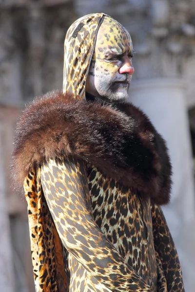 Uomo travestito da leopardo durante il Carnevale di Venezia — Foto Stock